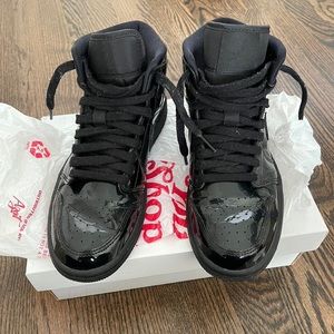 Jordan 1 Mid SE Triple Black Patent